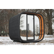 Leil Round Cube Mini Gartensauna 4 Personen von Leil Saunas mit schwarzem Außengehäuse und Holzinnenraum im Garten
