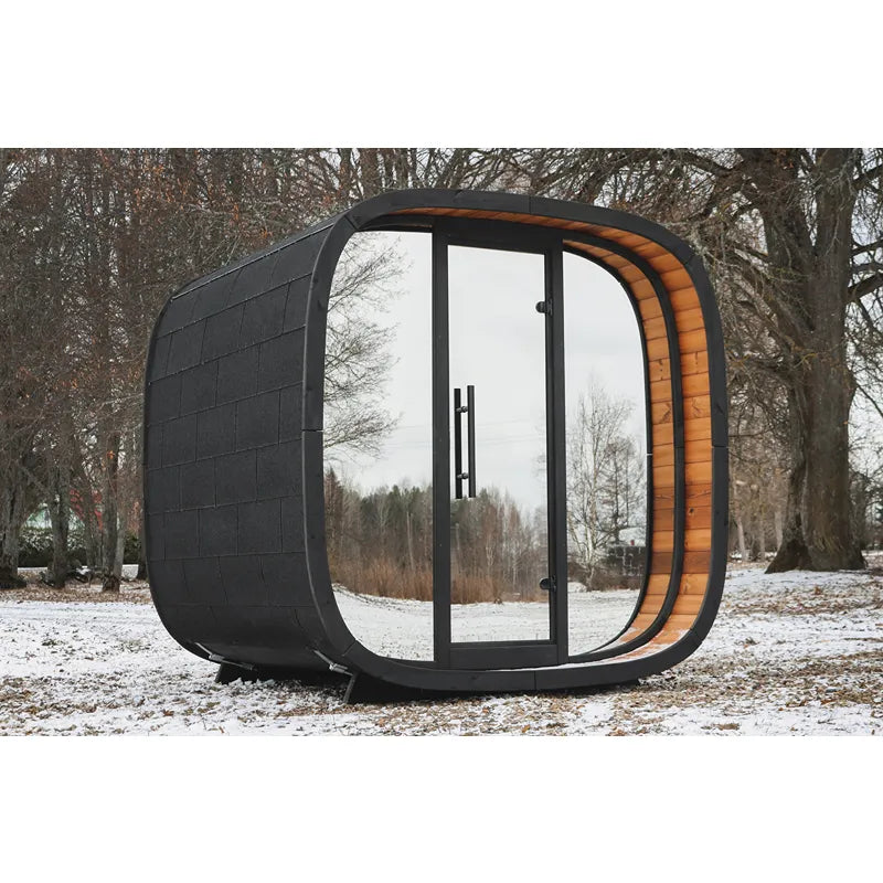 Leil Round Cube Mini Gartensauna 4 Personen von Leil Saunas mit schwarzem Außengehäuse und Holzinnenraum im Garten