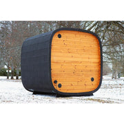 Leil Round Cube Mini – Gartensauna 4 Personen von Leil Saunas mit orangenem Holzinnenraum und schwarzem Außendesign im Garten