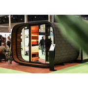 Leil Round Cube Single – Premium Gartensauna 1 Raum mit rundem Design, Holzinnenraum und großen Glastüren auf Messe ausgestellt
