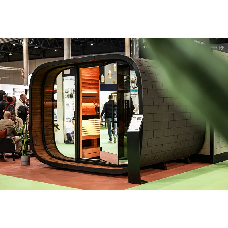 Leil Round Cube Single – Premium Gartensauna 1 Raum mit rundem Design, Holzinnenraum und großen Glastüren auf Messe ausgestellt