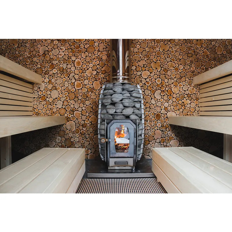 Leil Round Cube Single Premium Gartensauna Innenraum mit Holzbänken, Kaminofen und Holzwandverkleidung