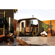 Leil Round Cube Single – Premium Gartensauna 1 Raum von Leil Saunas mit Holzverkleidung, großzügigen Glaselementen und Sitzbereich im modernen Gartenambiente