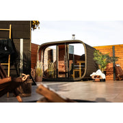 Leil Round Cube Single – Premium Gartensauna 1 Raum mit Glasfront im modernen Garten, umgeben von Holzverkleidung und Lounge-Bereich
