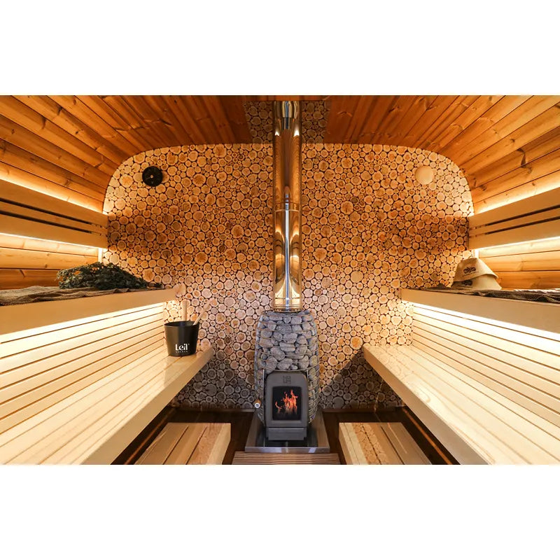 Leil Round Cube Single Gartensauna Innenraum mit Holzbänken, Holzofen und dekorativem Holzwandelement