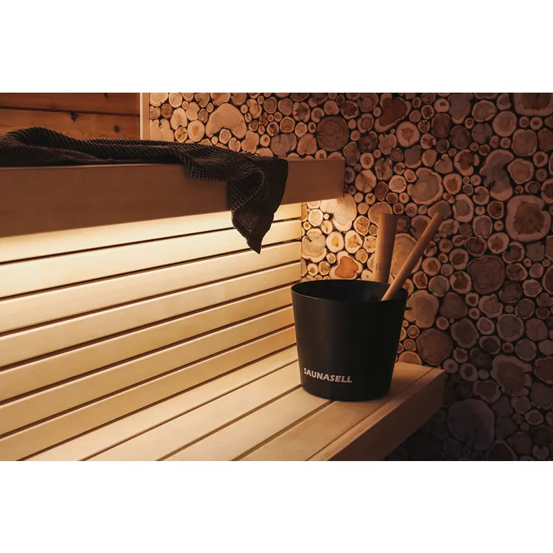 Leil Round Cube Single Premium Gartensauna Innenraum mit Holzbänken, Saunaeimer und dekorativen Holzwandelementen