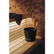 Leil Round Cube Single Premium Gartensauna Innenraum mit Holzbänken, Holzwand und Saunazubehör