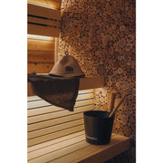 Leil Round Cube Single Premium Gartensauna Innenraum mit Holzbänken, Holzwand und Saunazubehör von Leil Saunas