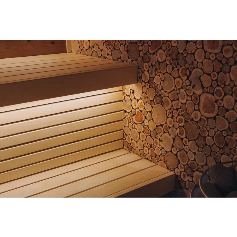 Leil Round Cube Single – Premium Gartensauna 1 Raum: Innenraum mit Holzbänken und rustikaler Baumstammverkleidung