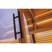 Leil Round Cube Single Premium Gartensauna 1 Raum mit schwarzem Türgriff und Holzinnenraum bei Abenddämmerung