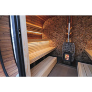 Leil Round Cube Single Premium Gartensauna Innenraum mit Holzbänken, Saunaofen und Holzwandverkleidung
