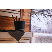 Leil Round Cube Single Premium Gartensauna mit Saunakübel und Handtuch im winterlichen Garten