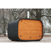 Leil Round Cube Single Premium Gartensauna mit orangenem Holzdesign und schwarzer Verkleidung im Garten