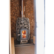 Leil Round Cube Single Premium Gartensauna mit Holzverkleidung, brennendem Ofen und Saunasteine sichtbar