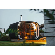 Leil Round Cube Single Premium Gartensauna mit beleuchtetem Innenraum, Holzbank und modernem Design im Garten