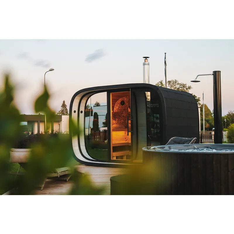Leil Round Cube Single – Premium Gartensauna 1 Raum von Leil Saunas in modernem Garten mit Whirlpool