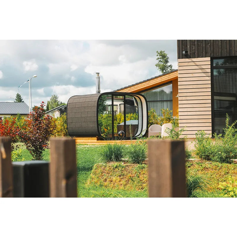 Leil Round Cube Single – Premium Gartensauna 1 Raum von Leil Saunas im modernen Garten neben Wohnhaus
