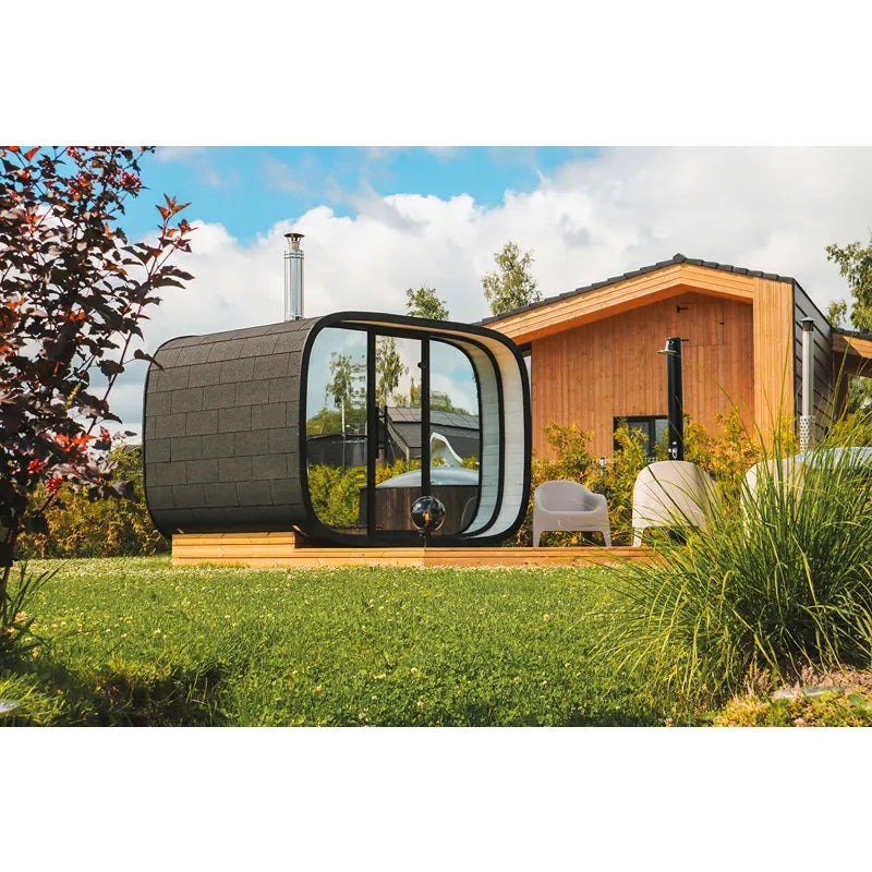 Leil Round Cube Single – Premium Gartensauna 1 Raum von Leil Saunas mit rundem Design im Garten aufgestellt