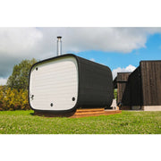 Leil Round Cube Single – Premium Gartensauna 1 Raum von Leil Saunas im Garten mit rundem Design, weißer und schwarzer Fassade, Stahlschornstein