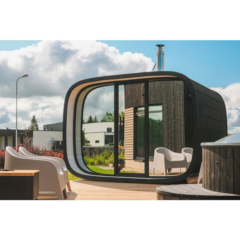 Leil Round Cube Single – Premium Gartensauna 1 Raum mit rundlichem Design, großen Fensterpartien und Holzverkleidung im Garten