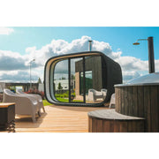Leil Round Cube Single – Premium Gartensauna 1 Raum von Leil Saunas mit modernem Design auf Holzterrasse mit Whirlpool
