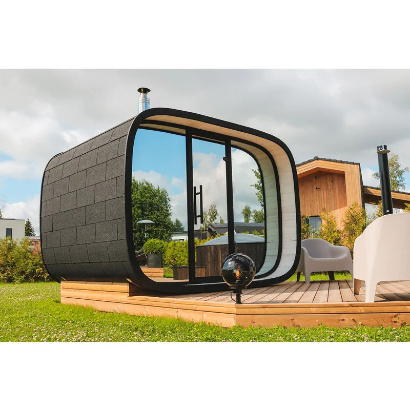 Leil Round Cube Single – Premium Gartensauna 1 Raum mit großflächigen Fenstern im Garten aufgestellt