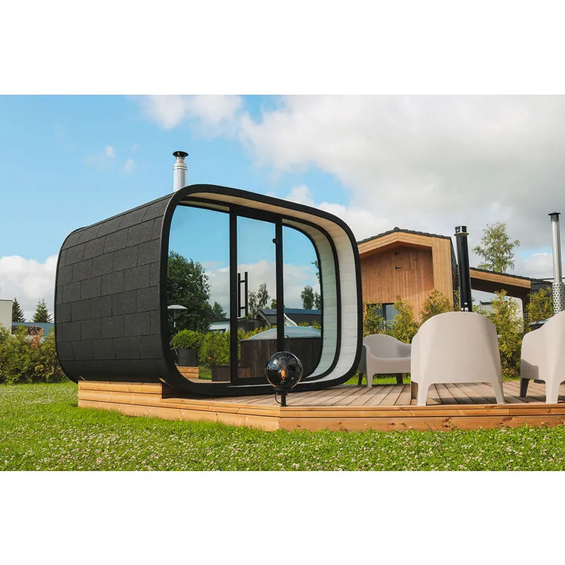 Leil Round Cube Single – Premium Gartensauna 1 Raum von Leil Saunas mit schwarzer Außenwand und großen Panoramafenstern im Garten