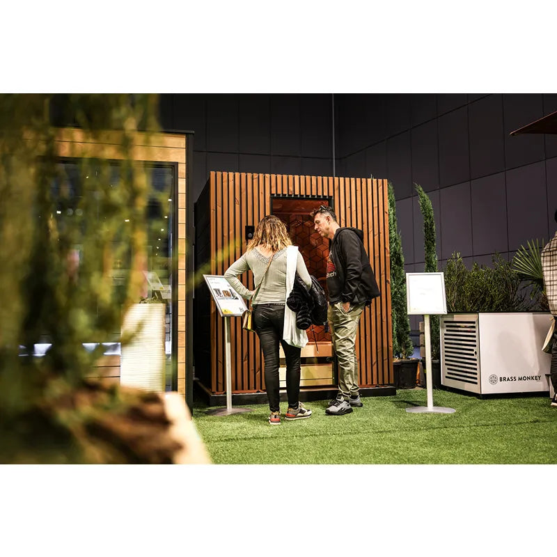 Leil® Saunas Como 4-180 Innensauna für 4 Personen mit Holzfassade in moderner Ausstellungsumgebung