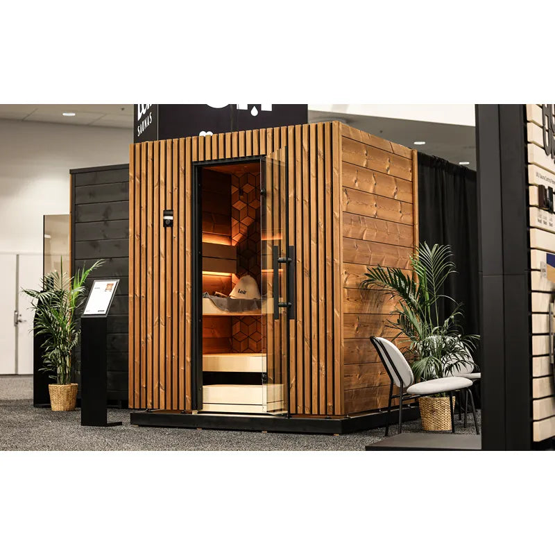 Leil® Saunas Como 4-180 Innensauna für 4 Personen mit Holzverkleidung und Glastür in Showroom-Umgebung