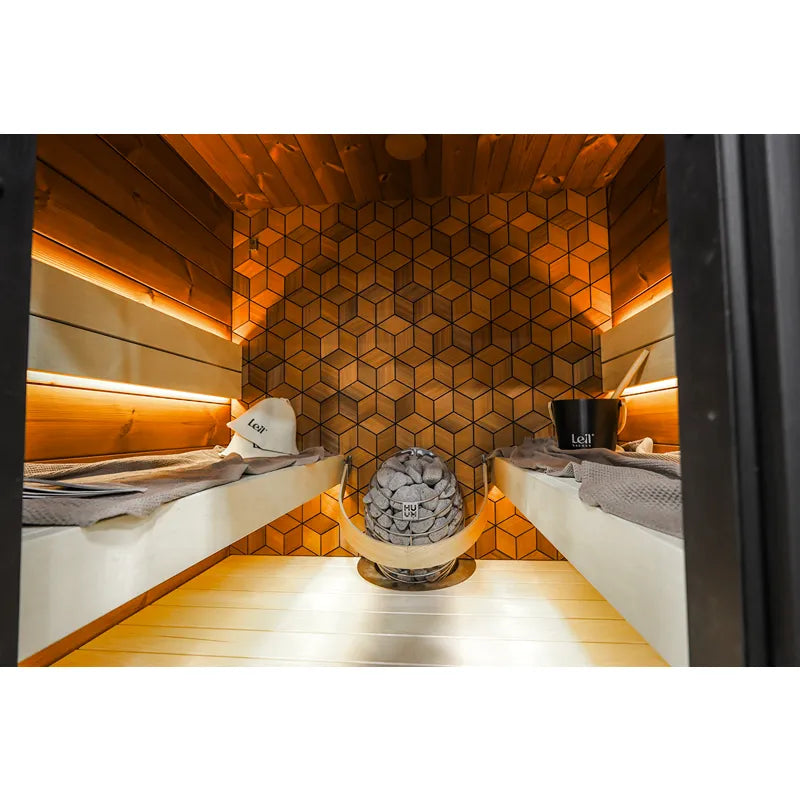 Leil® Saunas Como 4-180 Innensauna Innenraum mit Holzbänken, geometrischem Wandmuster und Saunaofen