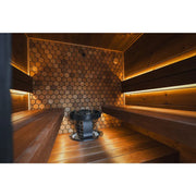 Leil® Viva 180 Gartensauna von Leil® Saunas: Innenraum mit Holzbänken, Saunaofen und geometrischer Wandgestaltung