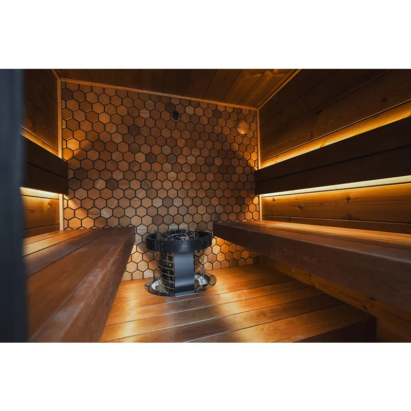 Leil® Viva 180 Gartensauna von Leil® Saunas: Innenraum mit Holzbänken, Saunaofen und geometrischer Wandgestaltung
