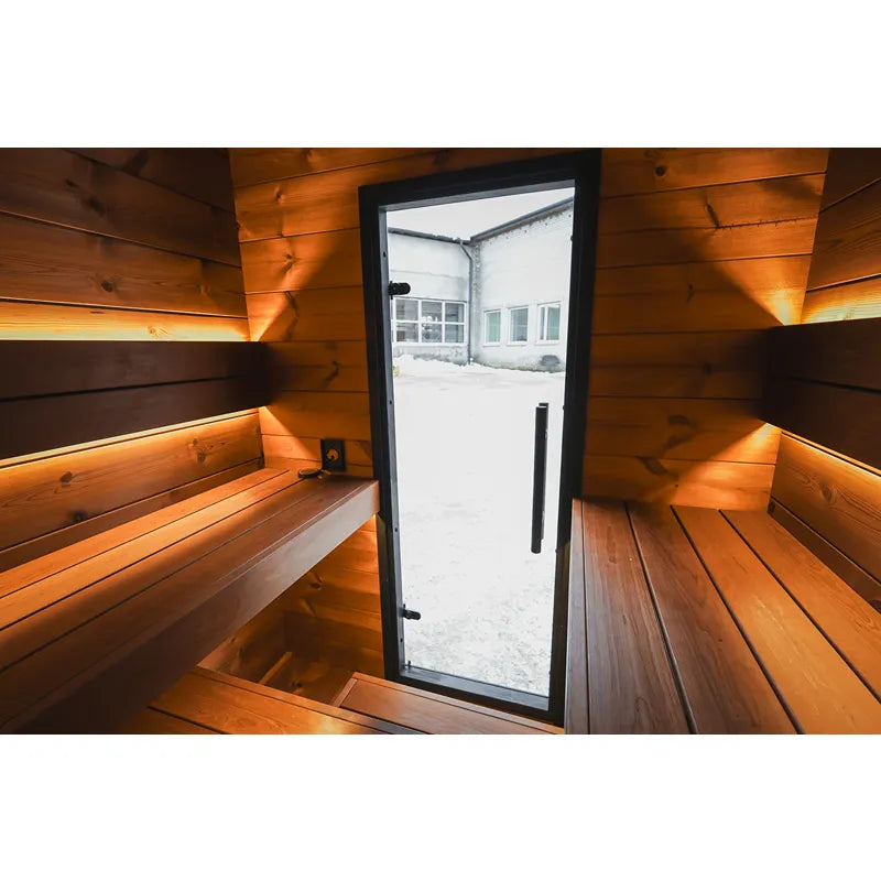 Leil® Viva 180 Gartensauna Innenraum mit Holzbänken und offener Tür