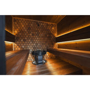 Leil® Viva 180 – 4 Personen Gartensauna Innenraum mit Holzbänken, Saunaofen und hexagonaler Rückwand
