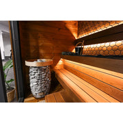 Leil® Viva 210 Gartensauna Innenraum mit Holzbänken, Saunaofen und Liege von Leil® Saunas