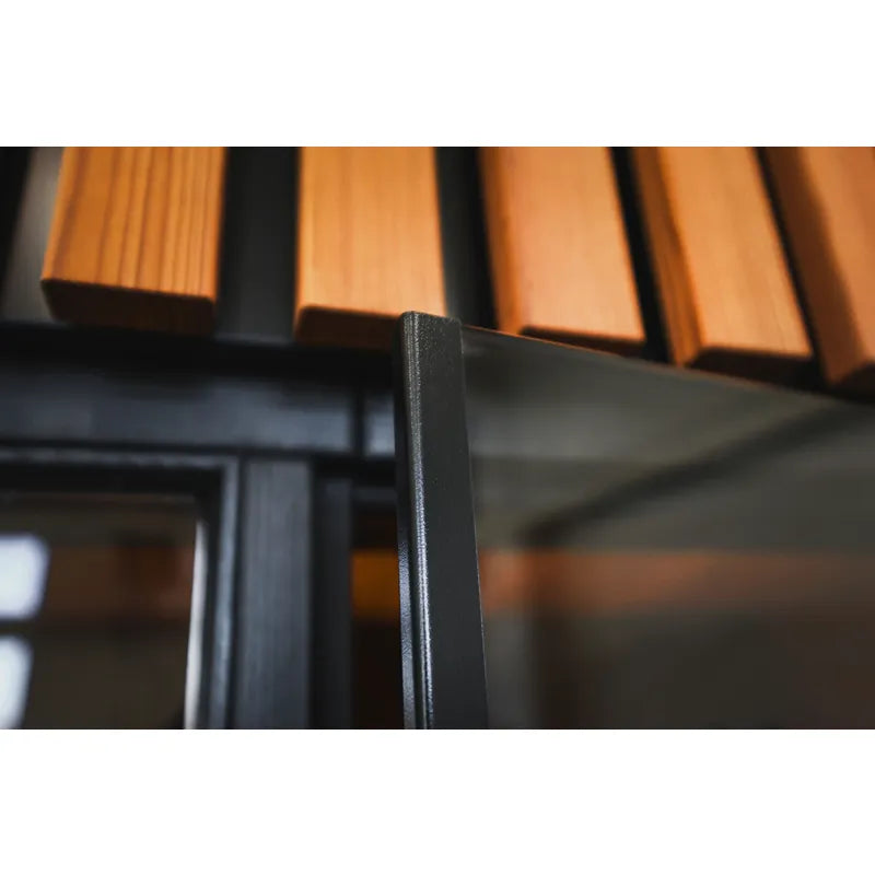 Leil® Viva 250 Gartensauna Glasfront Detail mit Holzbänken und schwarzem Rahmen