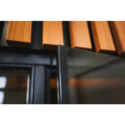 Leil® Viva 250 Gartensauna Glasfront Detail: Holzverkleidung und schwarzer Metallrahmen