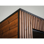 Leil® Viva 250 Gartensauna 4 Personen XL mit Glasfront von Leil® Saunas – Detailaufnahme der Holzverkleidung und schwarzen Rahmenkonstruktion