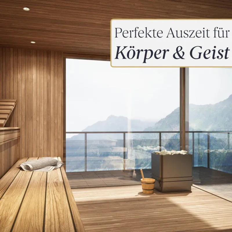 Moderne Saunaoase mit Holzliegen und Eimer, Panoramafenster mit Bergblick, Liebenstein Saunahandtuch auf der Liege