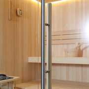 Innenansicht der EAGO AWT E1802 Sauna mit Pinienholzverkleidung, Glastür, Holzbänken und eingebauten Accessoires