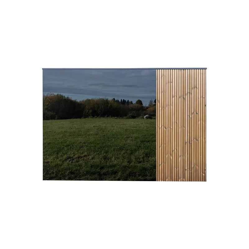 Nordik Wellness Signature L Premium-Gartensauna mit Holzverkleidung in grüner Gartenlandschaft