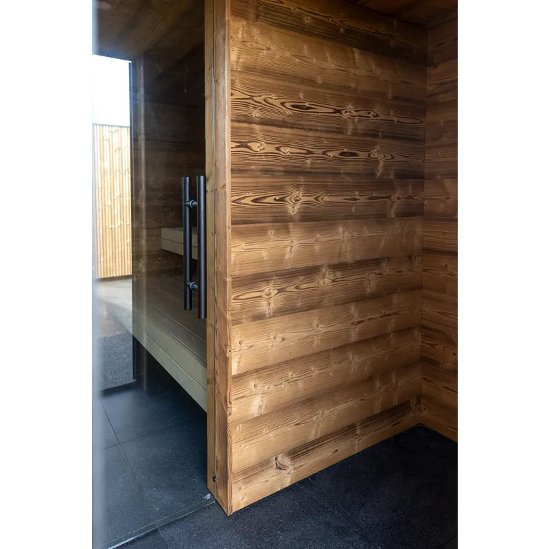 Nordik Wellness Signature L Premium-Gartensauna Innenraum mit Holzverkleidung und schwarzem Türgriff