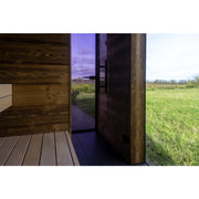 Nordik Wellness Signature L Premium-Gartensauna mit offener Tür, Blick auf Holzinnenraum und grüne Landschaft