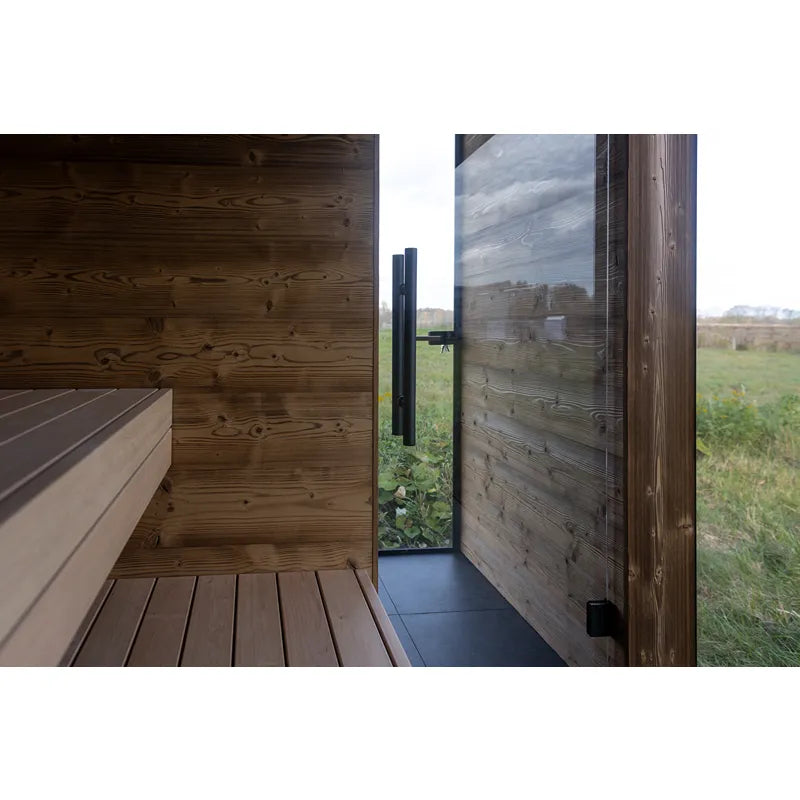 Nordik Wellness Signature L Premium-Gartensauna Innenraum mit Holzbänken und großen Fenstern Blick ins Grüne