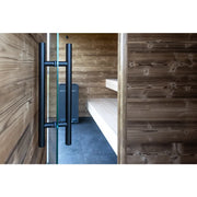 Nordik Wellness Signature L Gartensauna Eingang mit schwarzem Türgriff und Holzwänden
