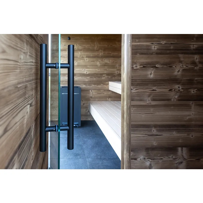 Nordik Wellness Signature L Gartensauna Eingang mit schwarzem Türgriff und Holzwänden