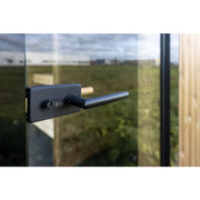 Nordik Wellness Signature L Gartensauna - modernes Türgriff-Detail mit schwarzer Metallklinke und Schloss