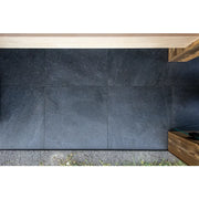 Nordik Wellness Signature L Premium-Gartensauna von oben mit dunkler Holzverkleidung und Holzterrasse