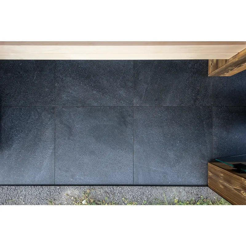 Nordik Wellness Signature L Premium-Gartensauna von oben mit dunkler Holzverkleidung und Holzterrasse