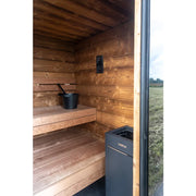 Nordik Wellness Signature M Gartensauna Innenraum mit Holzbänken, Harvia-Ofen und Steuerung